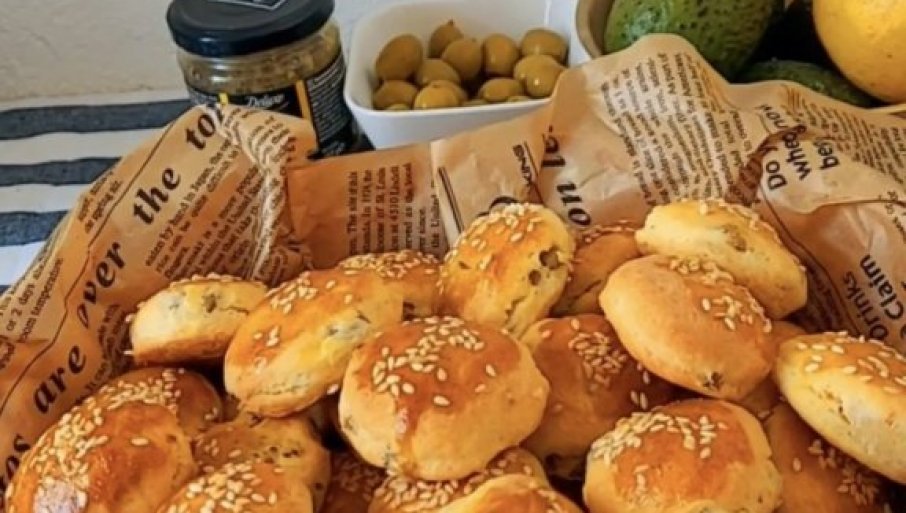 IDEALNE UZ SVAKI OBROK: Napravite pogačice sa sirom i maslinama (RECEPT)