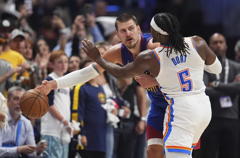 СУДИЈЕ СЛИЈЕПЕ НА „БАТИЊАЊЕ“ ЈОКИЋА: Играчи Оклахоме брутални према српском кошаркашу (ВИДЕО)