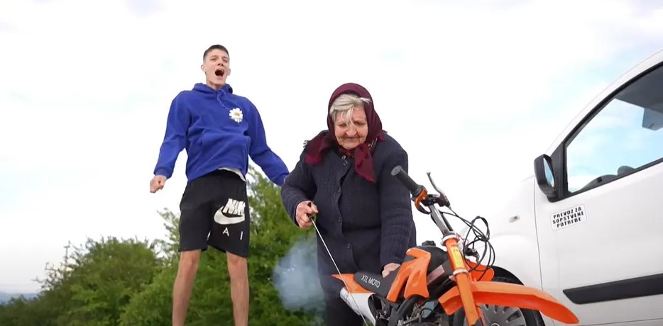 GODINE SU SAMO BROJ: Baka iz Srbije provozala motor (VIDEO)