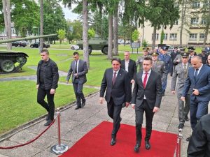 ДАН ВОЈСКЕ РЕПУБЛИКЕ СРПСКЕ: Министар одбране Србије дочекан у Бањалуци