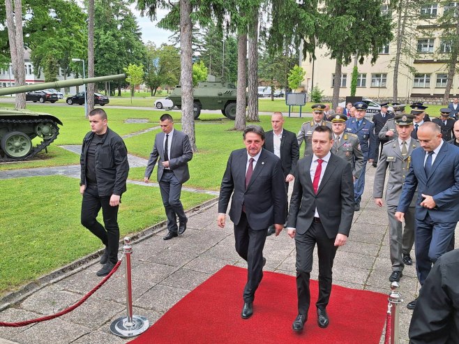 DAN VOJSKE REPUBLIKE SRPSKE: Ministar odbrane Srbije dočekan u Banjaluci