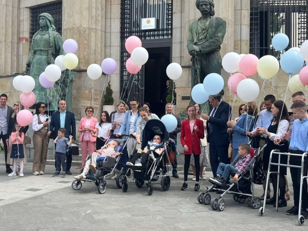 PLAĆENO LIJEČENJE VAN ZEMLJE ZA 1.000 DJECE: Odlični rezultati Fonda solidarnosti osnovanog na inicijativu predsjednika Srpske (FOTO)