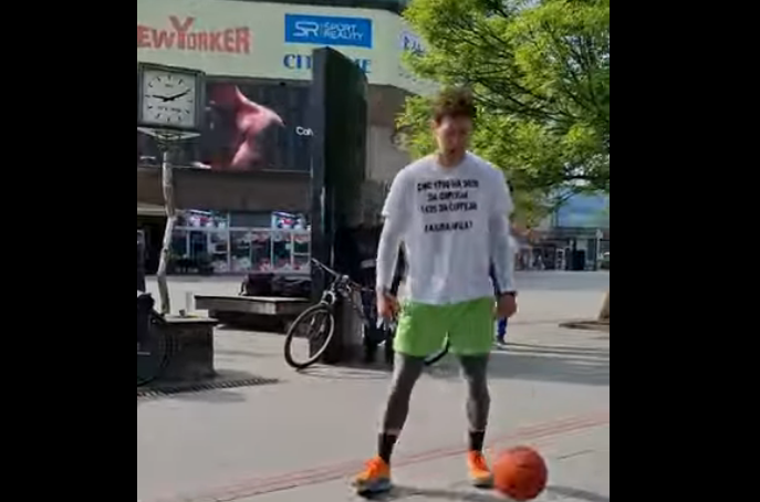 SRCE VODI NAPRIJED: Aleksa Kresojević nastavlja humanitarni dribling do Beograda (VIDEO)