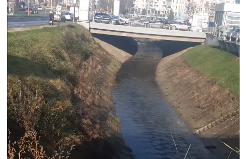 DRAMA U TUZLI: Dječak na biciklu upao u rijeku, prolaznik mu spasio život