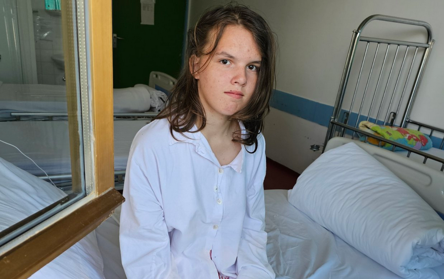 ADELISA SE BORI KAO LAV SA SVOJIH 15 GODINA: Djevojčica iz Vukosavlja teško bolesna, hitno potrebna pomoć dobrih ljudi (FOTO)