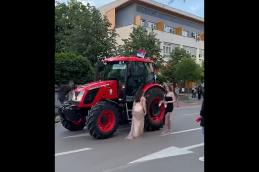 UMJESTO LIMUZINE – TRAKTOR: Djevojka na nesvakidašnji način stigla na maturu u Banjaluci (VIDEO)