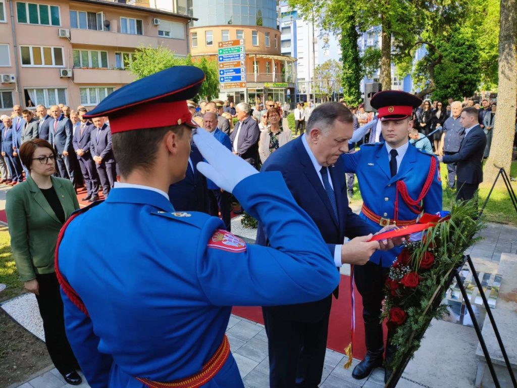 УБИЈЕНО 283 СРПСКА ЦИВИЛА: Положени вијенци на спомен-обиљежје Србима убијеним у „Бљеску“ (ФОТО/ВИДЕО)