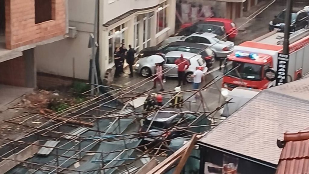 PALA SKELA NA AUTOMOBIL U DOBOJU: Putnici su imali puno sreće