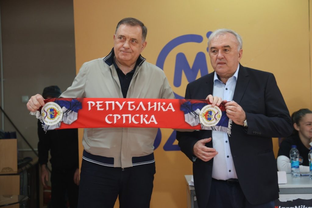 „OVO JE VIŠE OD SPORTA“ Dodik došao da podrži Košarkaški klub invalida „Vrbas“ i Klub košarke u kolicima „Bijeljina“ (FOTO)