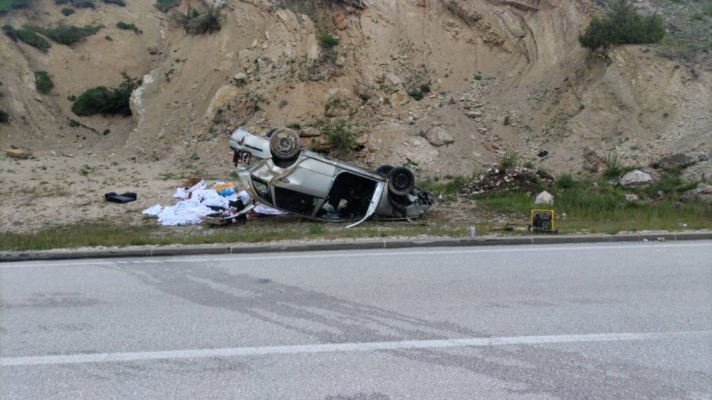 ТЕШКА САОБРАЋАЈКА У РИБНИКУ: Аутомобил на крову, три особе превезене на УКЦ РС (ФОТО)