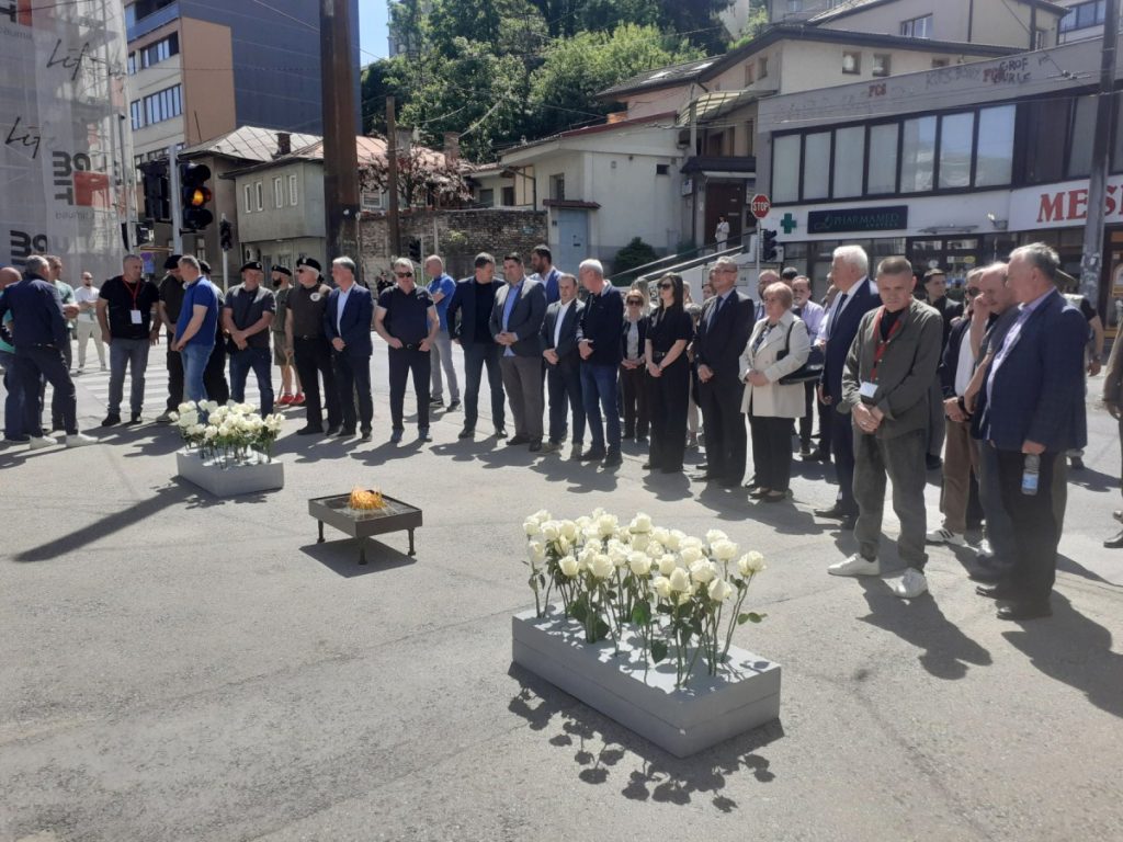 SRBI SE SJEĆAJU NASTRADALIH U DOBROVOLJAČKOJ ULICI: Bijele ruže za ubijene nevine vojnike JNA (FOTO)