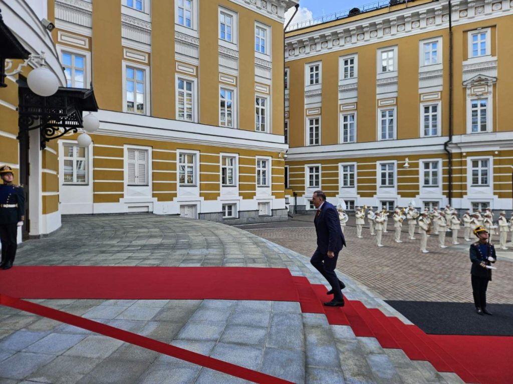 „VELIKI SRPSKI NAROD PODNIO OGROMNE ŽRTVE“ Dodik čestitao 9. maj