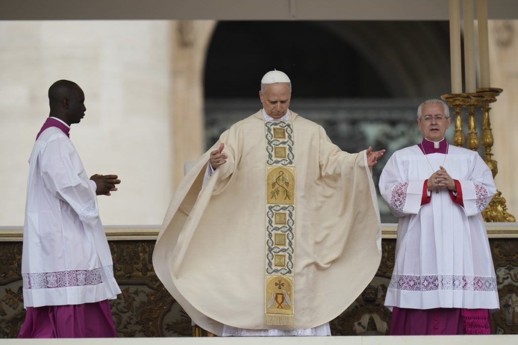 ОД ДАНАС ЗВАНИЧНО СЛУЖБУЈЕ: Ево шта је папа поручио током инаугуралне мисе