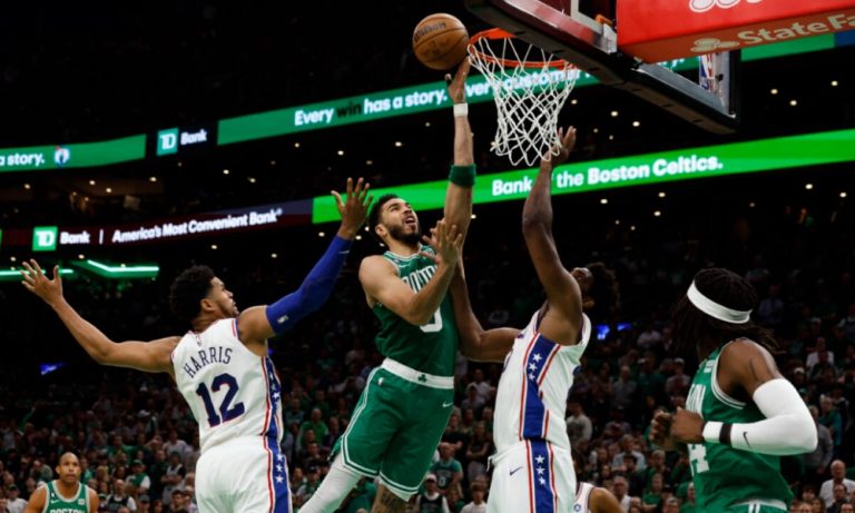 НБА ЗВИЈЕЗДА ЗАВРШИО СЕЗОНУ: Страшна повреда Тејтума, Бостон у плеј-офу остао без најбољег играча