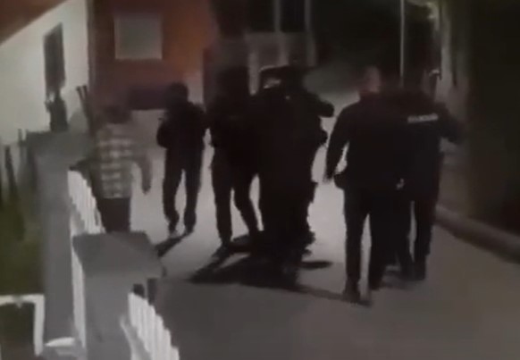 NAPRAVIO HAOS, PA HTIO SEBI DA PRESUDI: Poznato ko je muškarac koji je istukao suprugu i ranio policajca (FOTO)