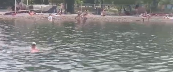TUZLACI OTVORILI SEZONU: Uveliko se kupaju na Panonskom jezeru (VIDEO)