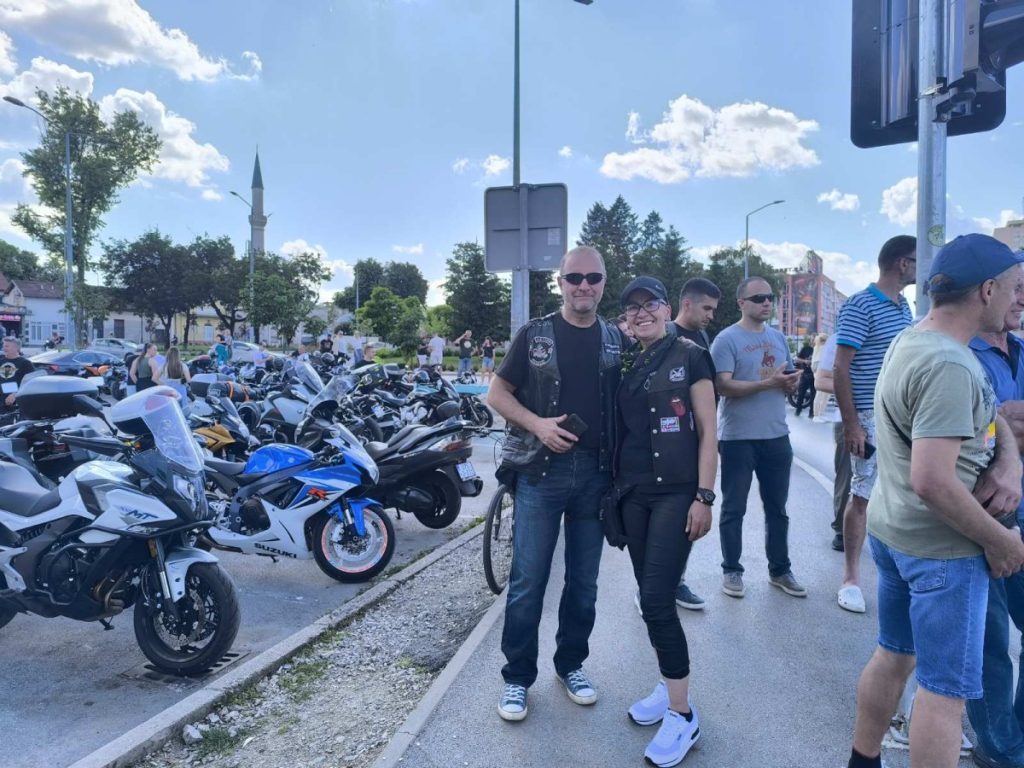 „VOLIMO MOTORE, OVO NAM JE HOBI“: Bračni par bajkera oduševljen boravkom u Banjaluci (FOTO/VIDEO)