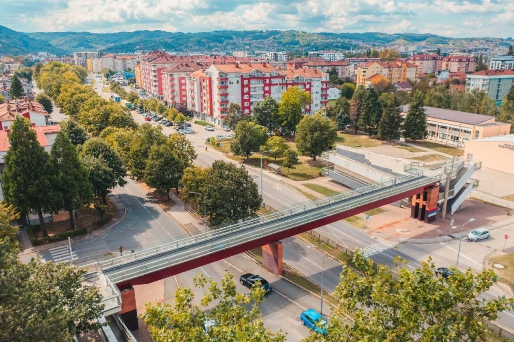 OBORILI DIJETE, PA GA HTJELI UBOSTI RAZBIJENOM FLAŠOM? Objava uznemirila Banjalučane, policiji nisu prijavljeni napadi na djecu na pasareli