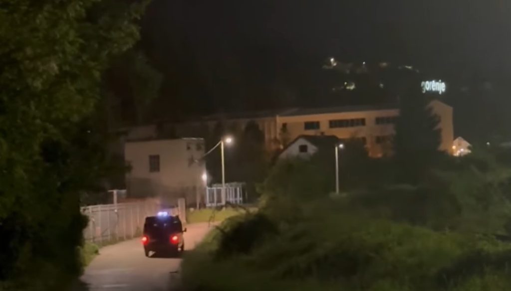 KRVAVI OBRAČUN U BLAŽUJU: Dva muškarca životno ugrožena (VIDEO)