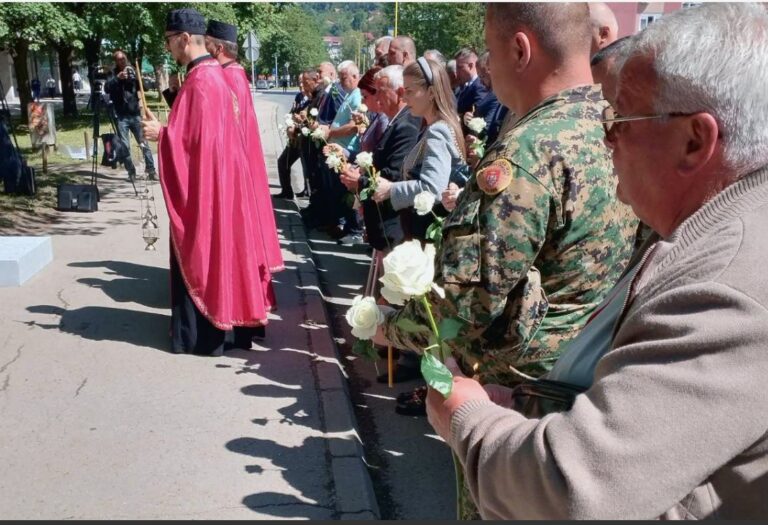 BIJELE RUŽE ZA UBIJENE MLADE VOJNIKE: Porodice stradalih se okuipili na Brčanskoj Malti u Tuzli, jake policijske snage obezbjeđivale skup