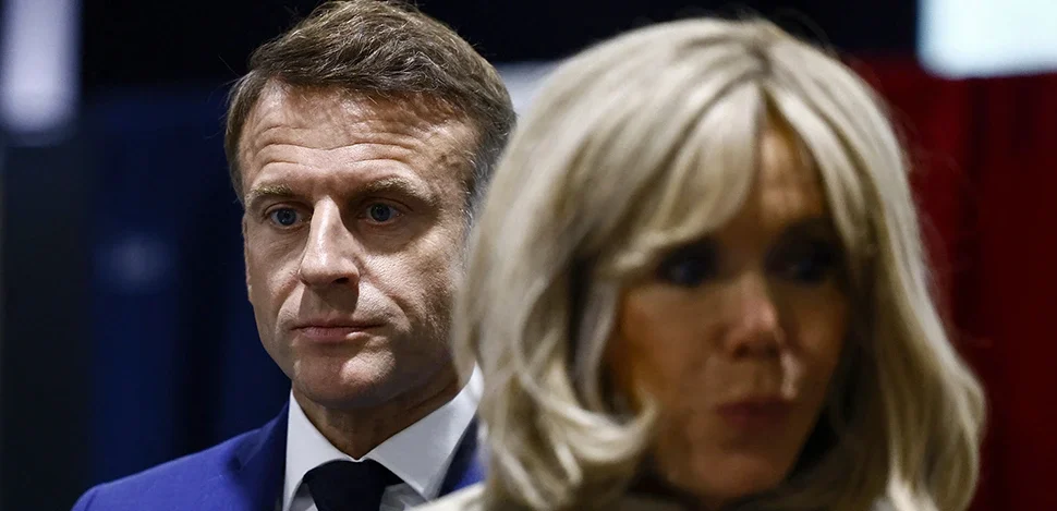 BRIDŽIT MAKRON BIJESNI, DOK PREDSJEDNIK FARNCUSKE NAMIGUJE KEJT MIDLTON: Emanuel „uhvaćen“ na djelu (FOTO/VIDEO)