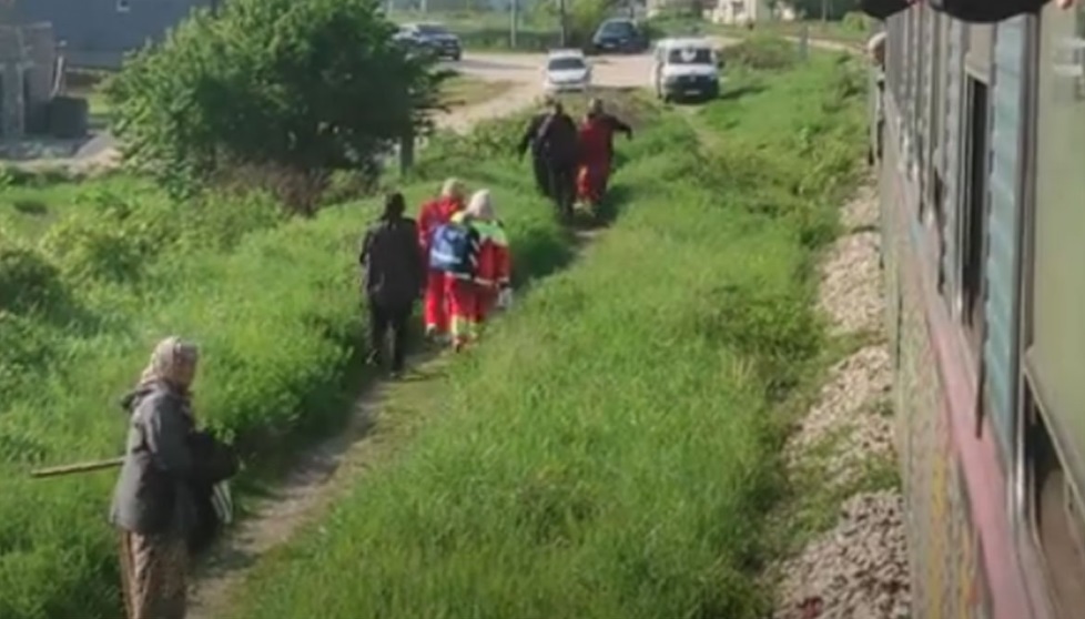 ODMAH PREVEZENA U BOLNICU: Voz udario ženu dok je šetala (VIDEO)