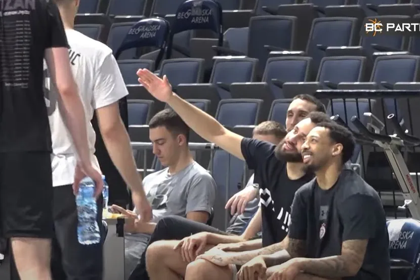 ШАЛА ПОВОДОМ ТУЧЕ: Двије флаше полетјеле према кошаркашима Партизана, ево како су они реаговали (ВИДЕО)