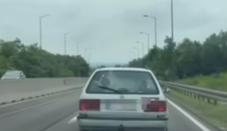 VOZAČI U ČUDU: Muškarac na brzoj cesti kod Banjaluke u automobilu vozio kozu (VIDEO)