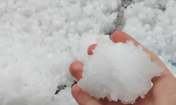 PADAO LED U KOSTAJNICI: Nevrijeme protutnjalo ovom opštinom (FOTO)