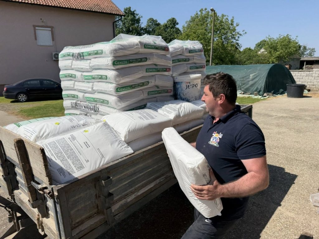 U POLJU OBILJEŽAVA PRAZNIK RADA: Evo kako gradonačelnik Bijeljine proslavlja 1. maj (FOTO)