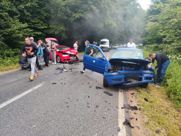 ДИЈЕЛОВИ АУТОМОБИЛА РАСУТИ ПО ПУТУ: Тежак удес код Милића, неколико повријеђених