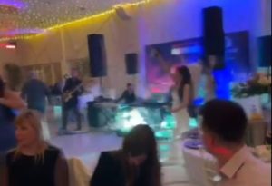 MLADA IZVADILA PIŠTOLJ NA SVADBI: Komentari pljušte na društvenim mrežama