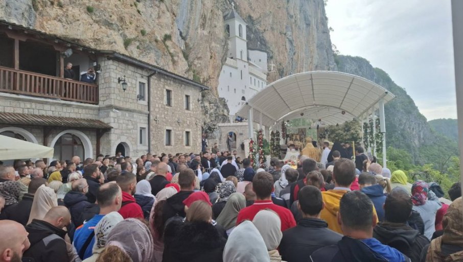 HILJADE VJERNIKA PRISTUPAJU ČUDOTVORCU: U molitvi i zajedništvu slave Svetog Vasilija Ostroškog (FOTO)