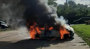 ЈЕЗИВА СЦЕНА У КАМПУСУ: Пожар прогутао аутомобил (ФОТО)