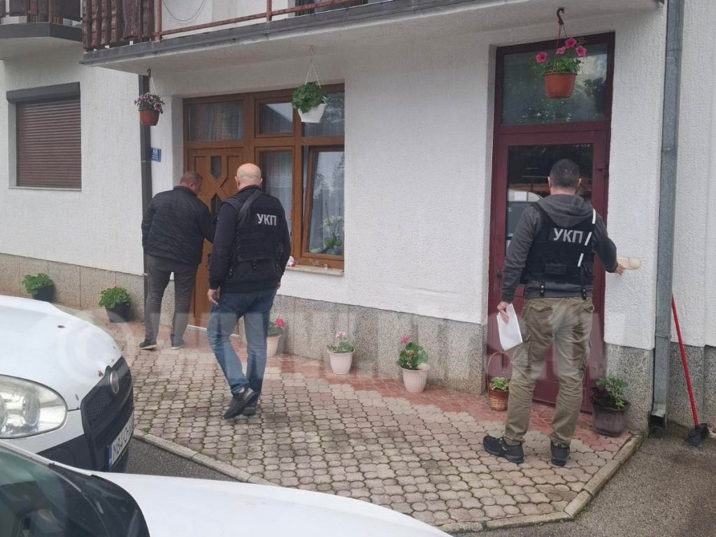 ПРИВЕДЕНО 17 ПОЛИЦАЈАЦА: Познати детаљи акције „Коцка“ у Санском Мосту и Приједору