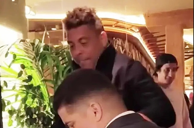 СВИ У КЛУБУ ОГОРЧЕНИ: Легендарни Роналдо пијан тетурао до аутомобила (ФОТО)