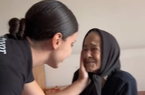 „NIKO ME NE POSJEĆUJE“: Humanitarka Tamara Misirlić obišla baku Nevenku (93) iz Kozarske Dubice (VIDEO)
