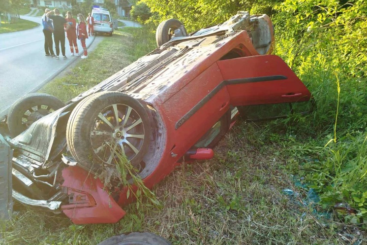 UDES U BANJALUCI: Automobil završio na krovu (FOTO)