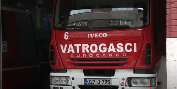 POGINULA JEDNA OSOBA: Stravičan požar u Vogošći, vatrogasci na terenu