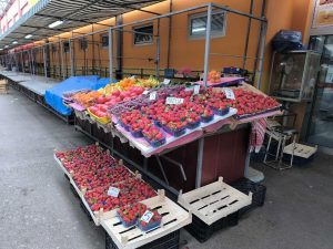 ЦИЈЕНЕ ЈАГОДА НА БАЊАЛУЧКОЈ „ТРЖНИЦИ“: Дупло јефтиније него прије 10 дана, купаца нема (ФОТО)