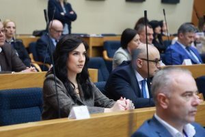 „ЗАВИЧАЈ НИЈЕ МЈЕСТО ГДЈЕ ЖИВИШ, ВЕЋ ОНО ШТО У ТЕБИ ЖИВИ“: Ћибић –  Новчане награде за најуспјешније на конкурсу за најљепши ћирилични рукопис