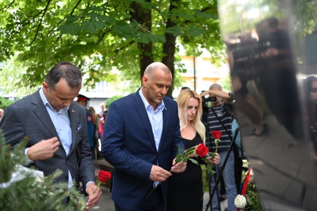 OBILJEŽENA GODIŠNJICA STRADANJA 12 BEBA: Učenici i nastavnici Tehničke škole iz Banjaluke odali počast nevinim žrtvama