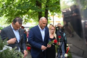 ОБИЉЕЖЕНА ГОДИШЊИЦА СТРАДАЊА 12 БЕБА: Ученици и наставници Техничке школе из Бањалуке одали почаст невиним жртвама