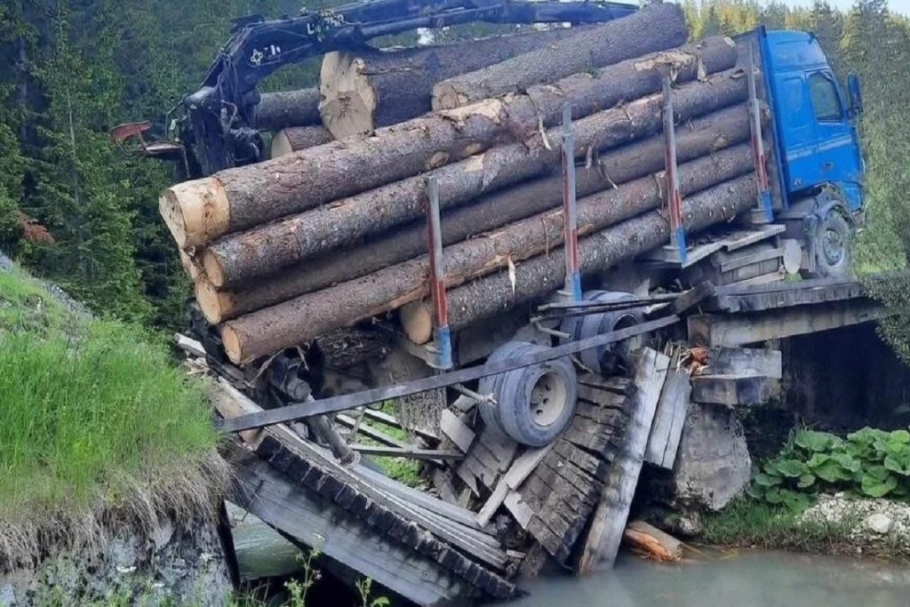 НЕСВАКИДАШЊА САОБРАЋАЈНА НЕСРЕЋА: Камион натоварен балванима срушио мост на Влашићу