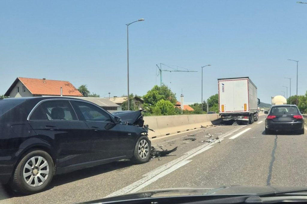 SUDAR NA BRZOJ CESTI KOD BANJALUKE: Automobil se zabio u zadnji kraj kamiona