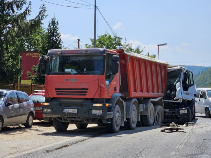 САОБРАЋАЈНА НЕСРЕЋА КОД ЗВОРНИКА: Сударила се два камиона