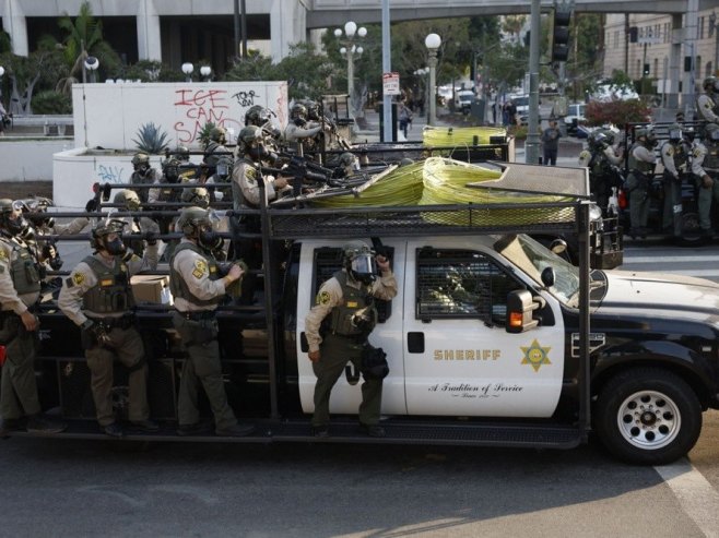 NEMIRI U LOS ANĐELESU: Demonstranti gađaju policiju, oni uzvraćaju gumenim metcima (VIDEO)