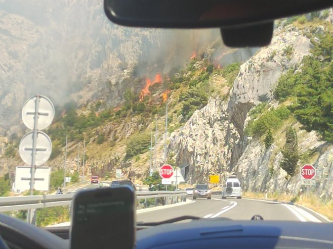 DRAMATIČNI PRIZORI U HRVATSKOJ: U Omišu izgorjelo 12 kuća i uljara „Orgula“ (VIDEO)