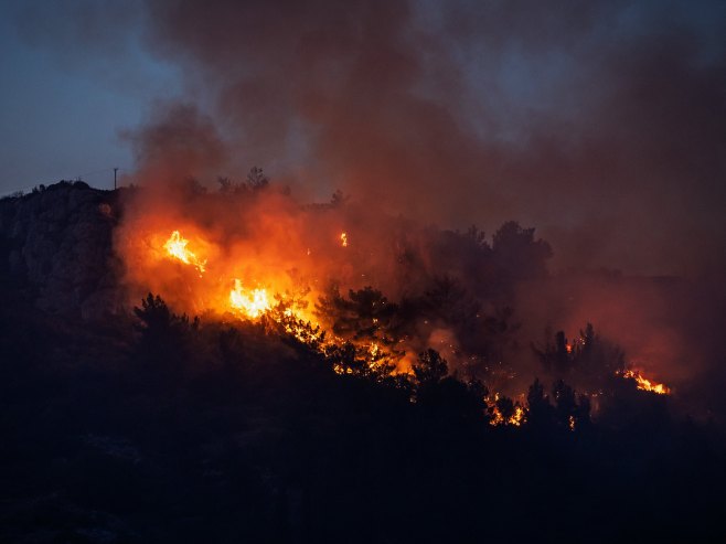 VATROGASCI IALI PUNE RUKE POSLA: Ugašen požar kod Gruda, u Ljubuškom lokalizovan