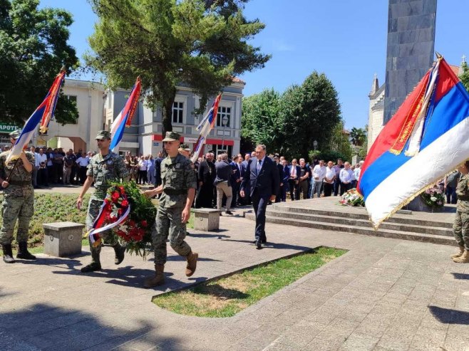POVODOM KRSNE SLAVE VOJSKE REPUBLIKE SRPSKE: Dodik položio vijenac na Spomenik braniocima Trebinja